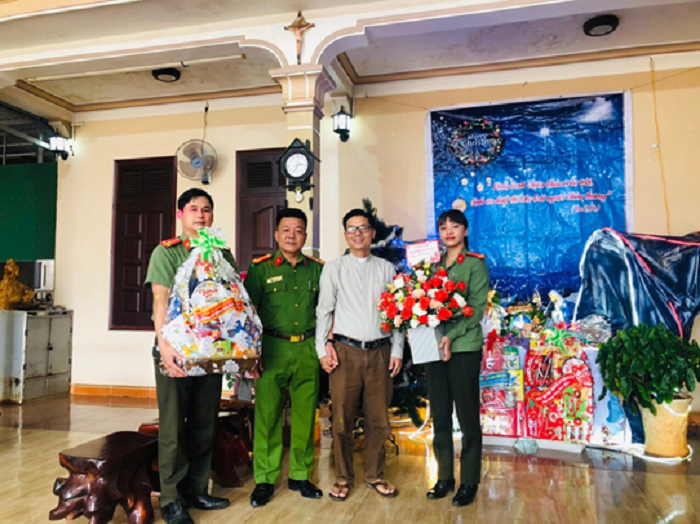 Công an huyện thăm, chúc mừng các cơ sở sinh hoạt Công giáo, Tin lành trên địa bàn huyện nhân dịp Lễ Giáng sinh năm 2021